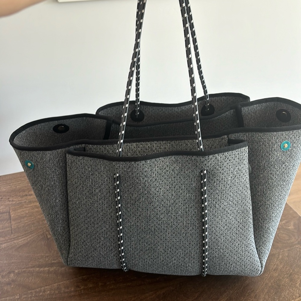 Lightweight neoprene tote